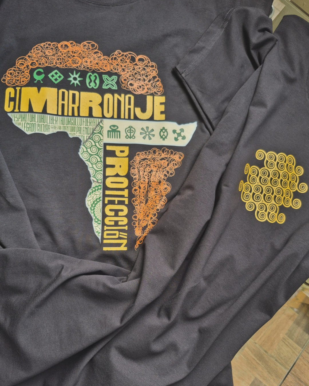Camiseta Cimarronaje | Camiseta básica unisex | Cabellos afro y mapa de África